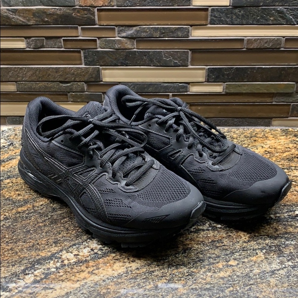 Like new Asics Women’s Black Tennis Shoe